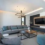 Omnia Luxury Villa, 100M2 Pool, Whirlpool & Gym, By Thinkvilla
