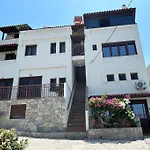 Mandoras Cozy Sea View Apartment