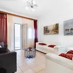 Local Apt Near City Lights 1