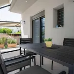Erato - Newly Renovated Home With Parking