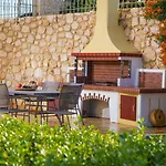 Sunshine Villa With Private Pool By Estia
