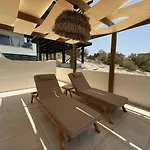 Stella & Eleni Suite With Shared Pool & Open View