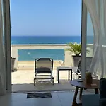 Nathalie'S Beachfront Apartment