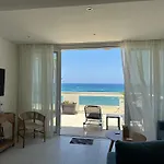 Nathalie'S Beachfront Apartment