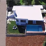 Villa Mit Drei Schlafzimmern Und Privatem Swimmingpool,
