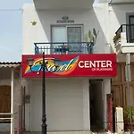 2-Bedroom Blue & White House With Garden And Beach