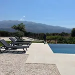 Villa Recluso-3 Bd Luxury Country Villa, Huge Heated Pool With Hydromassage, Individual Bbq & Large Yard, Mountain View