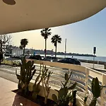 8 Min Walk To Harbour
