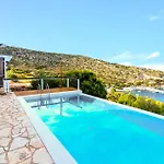 Coastal Paradise Found - Komis' Private Pool Retreat