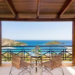 Coastal Paradise Found - Komis' Private Pool Retreat