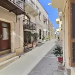 Old Town Apartment Near The Beach