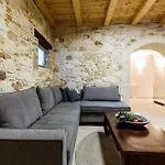 Kilada Village Retreat Jacuzzi - Parking - Garden
