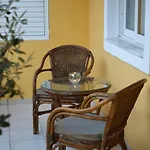 Raph'S Studios-Apts By The Sea