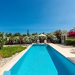 Villa Pyramus With Private Pool