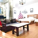 Fenghuang Little Bear Family Guest House